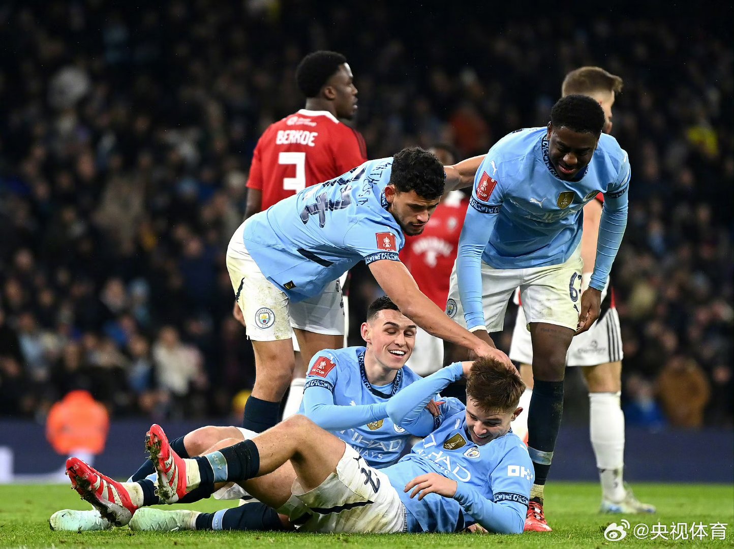 包含曼城围绕意大利杯单刀错失C9争议不断，风云突变利物浦清晨临场应变瞬间刷屏的词条